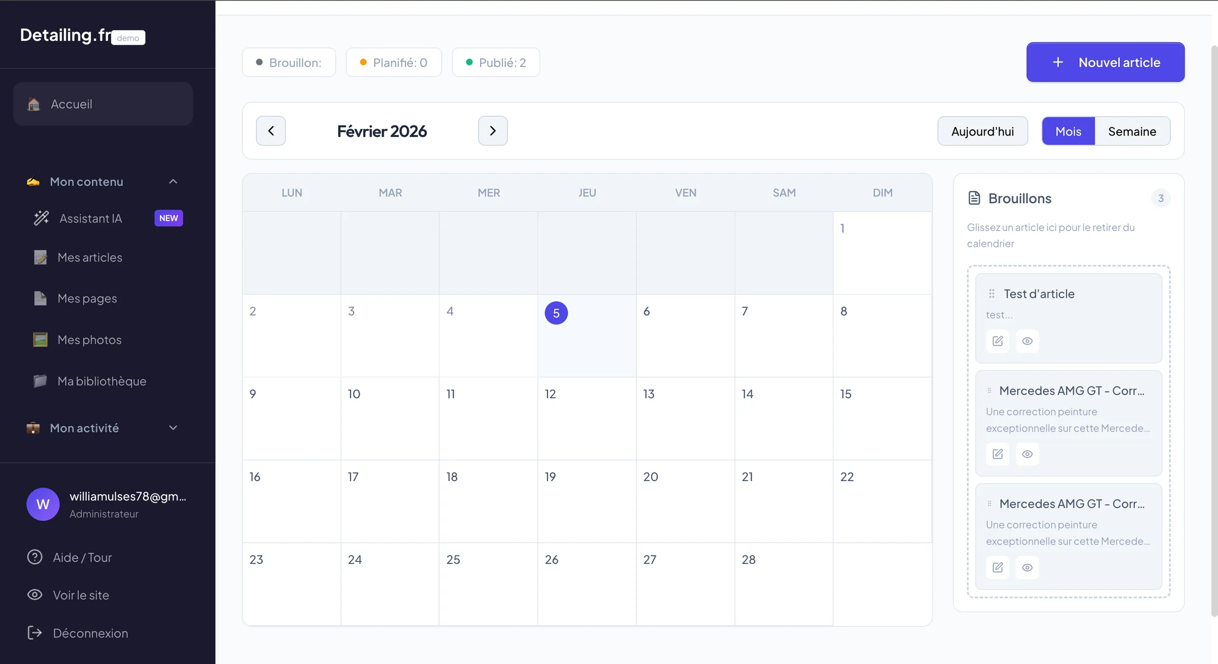 Calendrier éditorial du blog, vue mensuelle avec les brouillons à planifier.