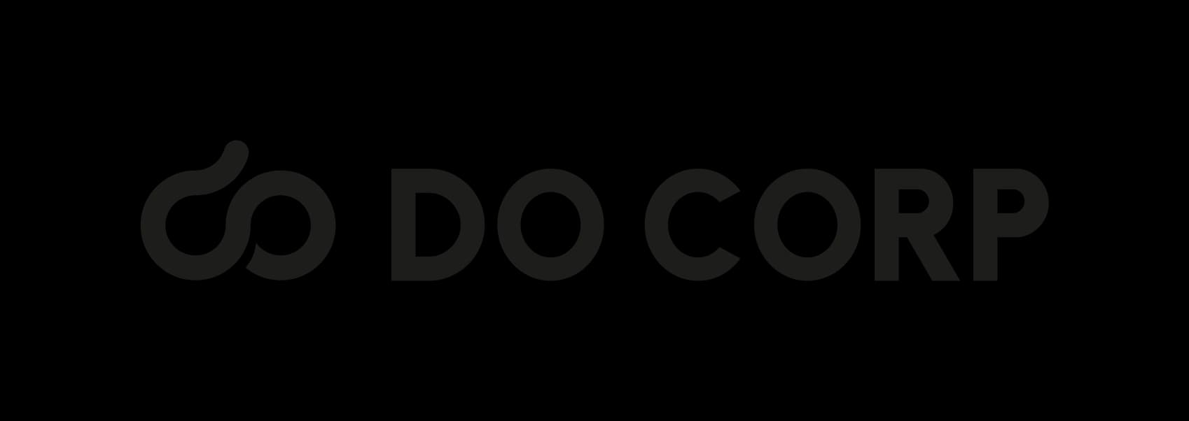 Première version du logo : monogramme et « DO CORP » en capitales.